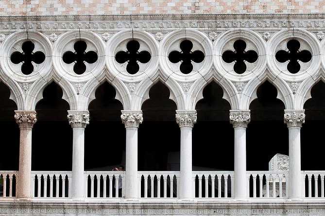 Venice Walking Tour plus Skip the Lines Doge's Palace and St Mark's Basilica Tours - Why the guide can make or break the morning
