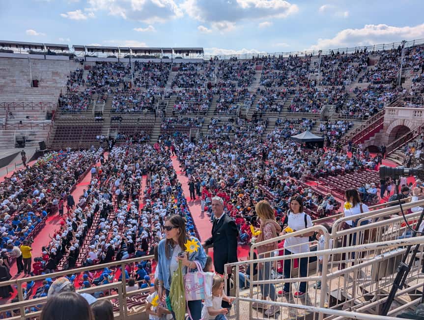 Verona: Arena di Verona Opera Ticket - Arriving at Gate 7 for ticket pickup