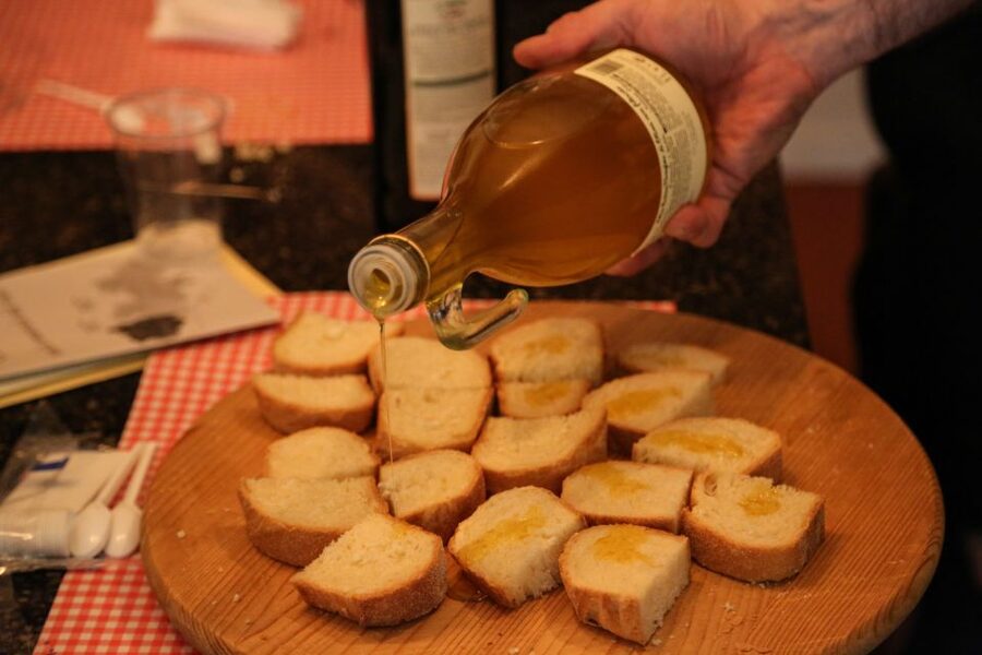Verona centro: Olive Oil Tasting Experience - Three oils, three ways to taste Italy