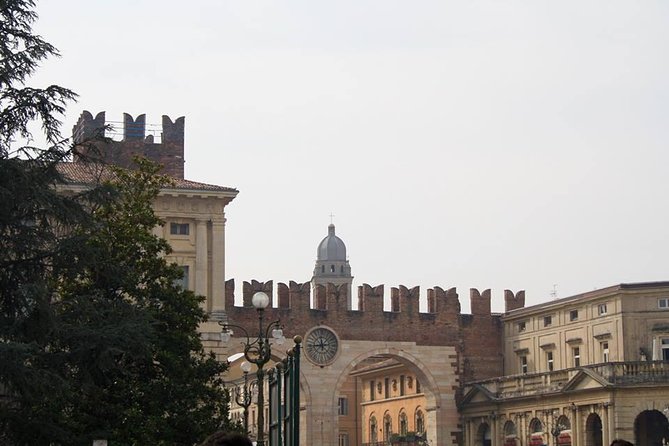 Verona City Sightseeing Walking Tour of Must-See Sites with Local Guide - What the guides add to the walk