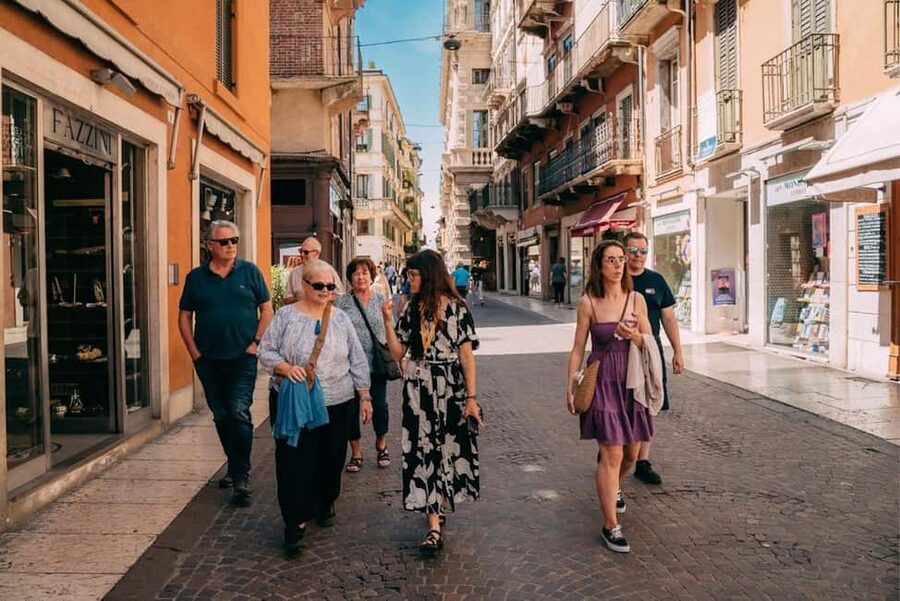 Verona: Food and Wine Tasting Walking Tour - Valpolicella wines at Ponte Pietra