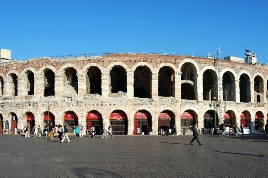 Verona: Highlights and Hidden Gems Walking Tour - What the guides add to the experience