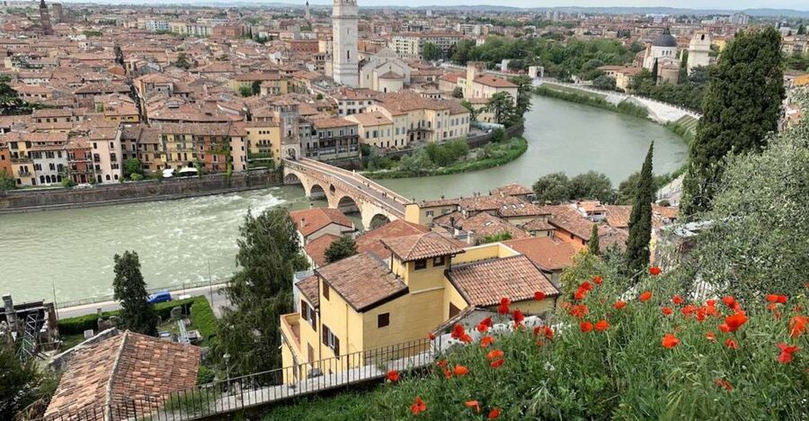 Verona: Highlights and Panorama Bike Tour - San Zeno, the Duomo, and the riverfront