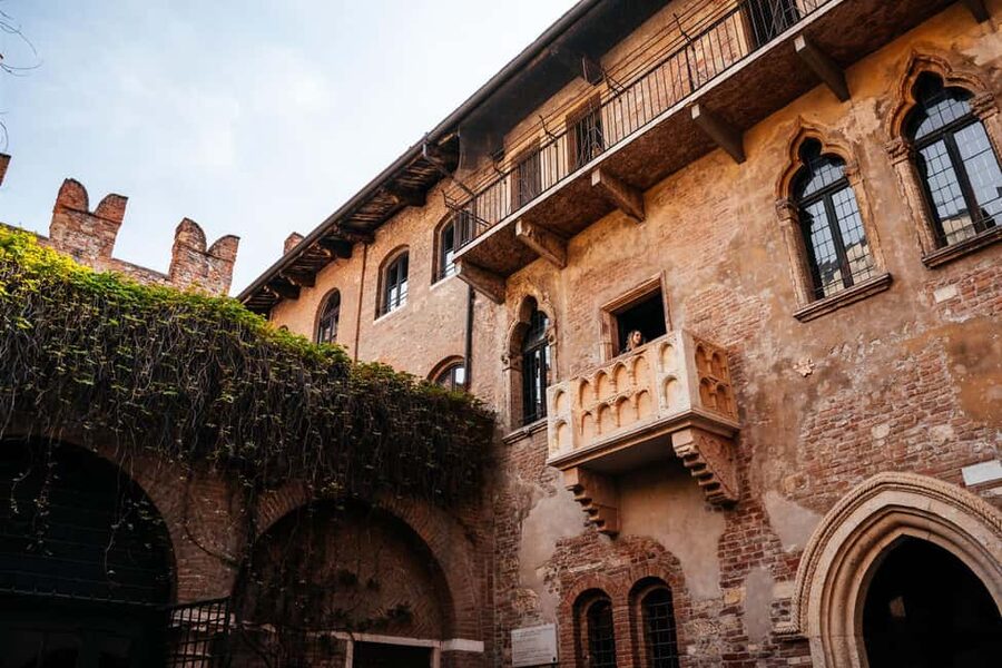 Verona: Highlights Walking Tour with Arena Priority Access - The Scaliger tombs and Verona’s ruling family