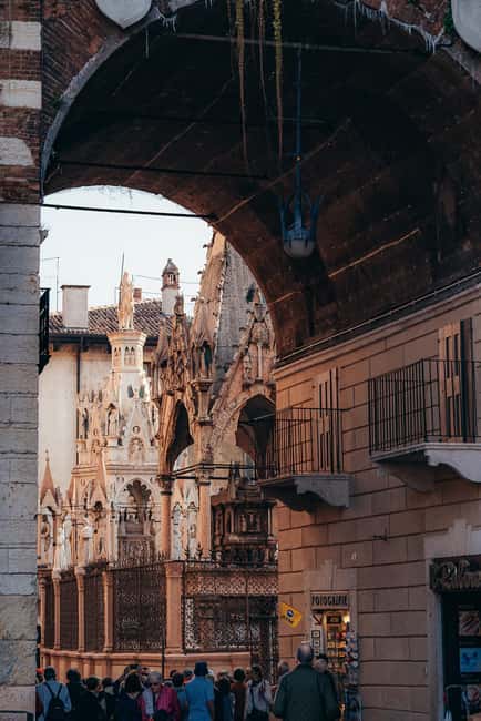 Verona: Highlights Walking Tour with Arena Priority Access - A 30-minute pause in Piazza Bra