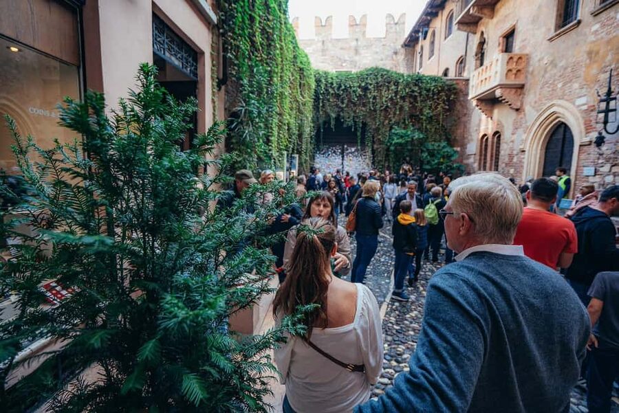 Verona: Highlights Walking Tour with Arena Priority Access - What the small group changes