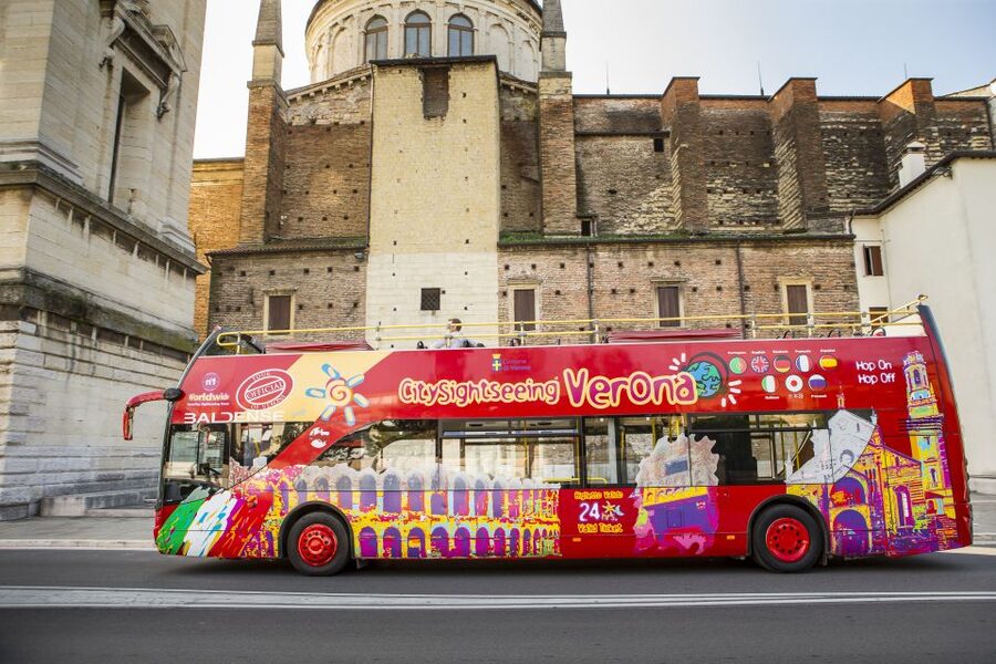 Verona: Hop-on Hop-off Tour 24 or 48-Hour Ticket - Line A: the broad tour through San Zeno and Castelvecchio