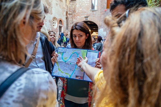 Verona Juliet's House & City PRIVATE TOUR with Ticket Included - Entering Casa di Giulietta with the ticket included