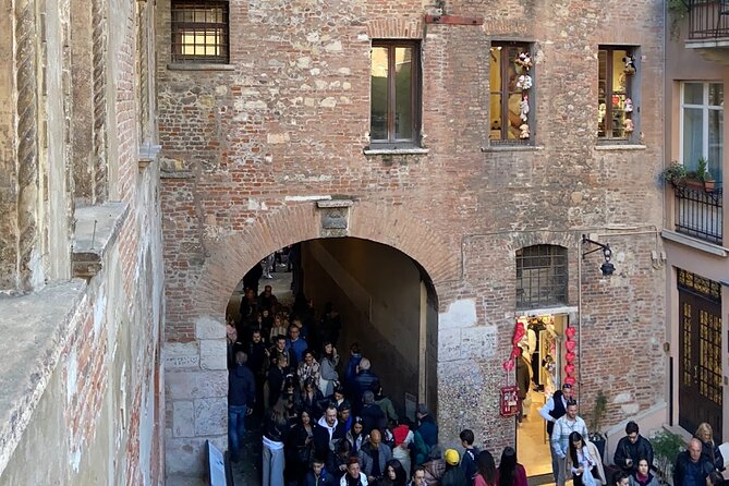 Verona: Juliet’s House Fast-Track Entry Ticket & Audio Guide - How the phone audio guide works