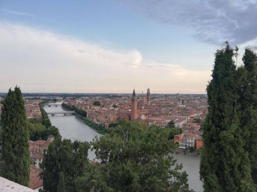 Verona: Night Walking Tour - Juliet’s balcony adds the famous romantic stop