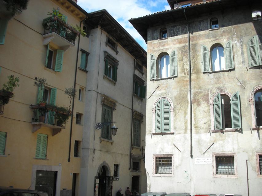 Verona: Private 2-Hour Walking Tour - Passing through Porta Borsari