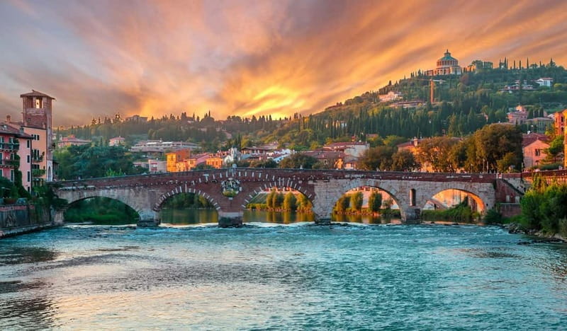 Verona: Romeo and Juliet Guided Walking Tour - Via Mazzini and the change from grand square to old street