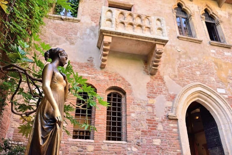 Verona: Romeo and Juliet Guided Walking Tour - The Scala tombs and medieval Verona