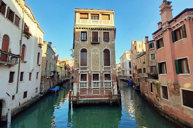Walking Tour and Enchanting Gondola Journey in Venice - What the 30-minute gondola ride is really like