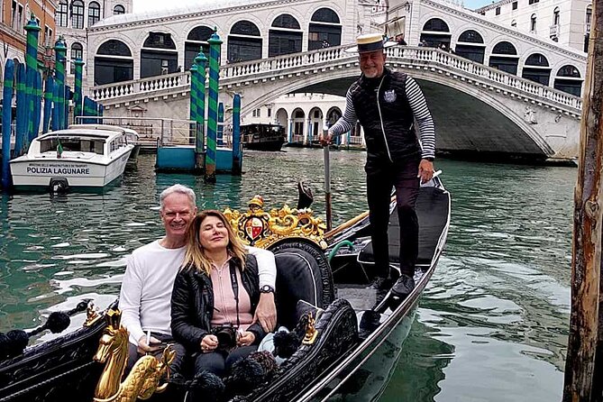 Walking Tour and Enchanting Gondola Journey in Venice - Timing, meeting point, and the late-arrival warning