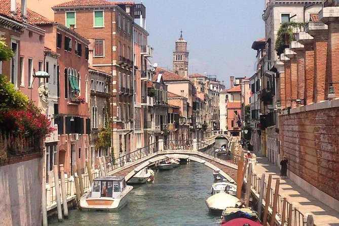 Welcome! Venice Sightseeing kickstart Tour with local guide, small group - San Polo explains how Venice works